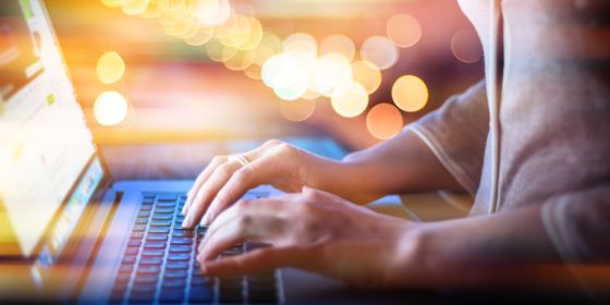 Imagen de unas manos de mujer utilizando un ordenador portátil