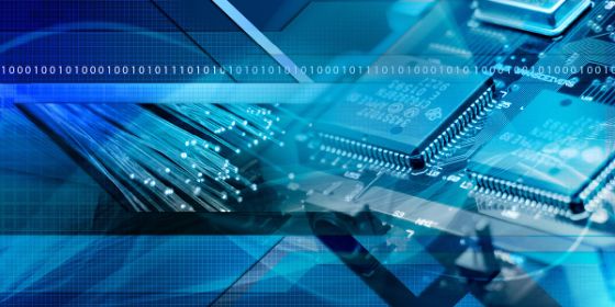 Fotografía de detalle de chips y fibra óptica que sirve de ilustración para el artículo