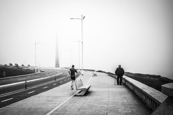 Un joven corriendo pasa a un anciano andando