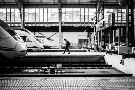 joven andén tren BN