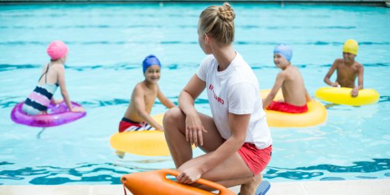 Foto de una monitora deportiva de piscina dirigiendo una clase de aquagym