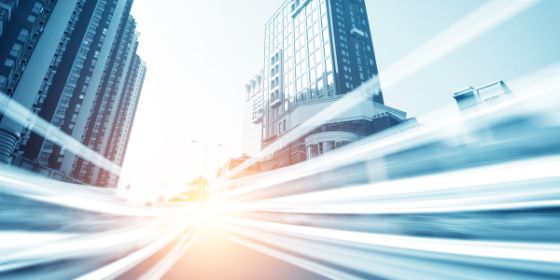 Haz de luz entre edificios urbanos