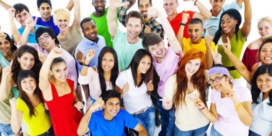 Grupo multicultural de jóvenes 