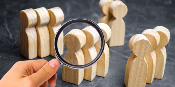 Lupa señalando a figuras de personas.