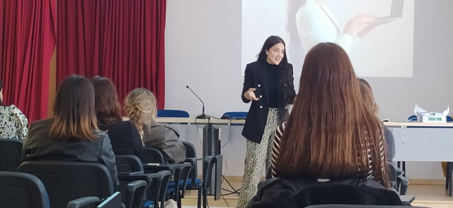 Personas asistiendo a una charla