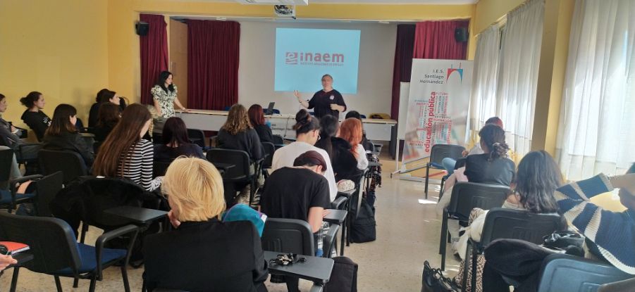 Grupo de personas asistiendo a una charla