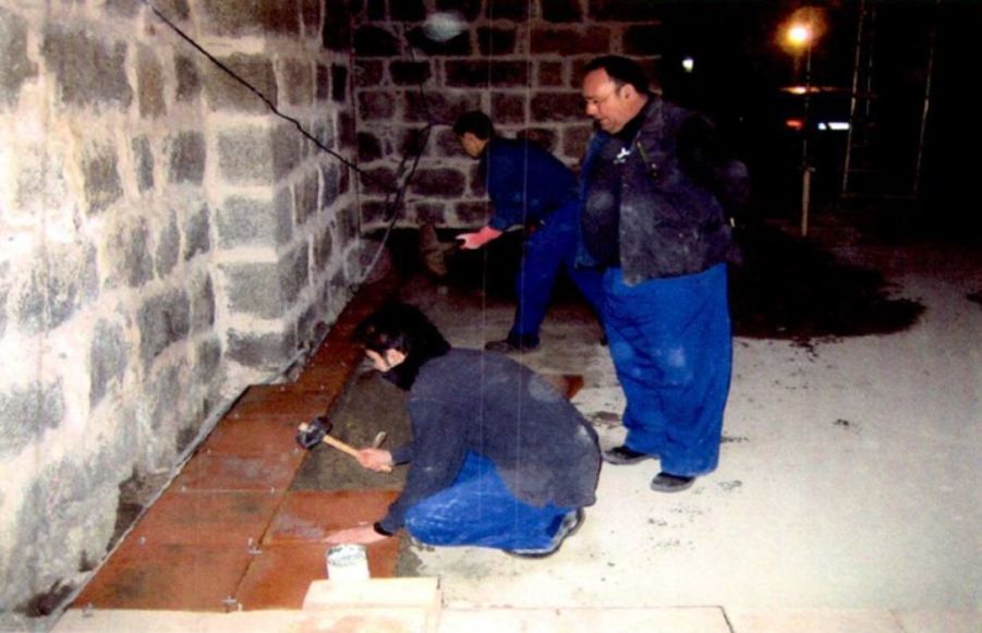 Fotografía de un grupo de alumnos de una Escuela Taller de Patrimonio Nacional