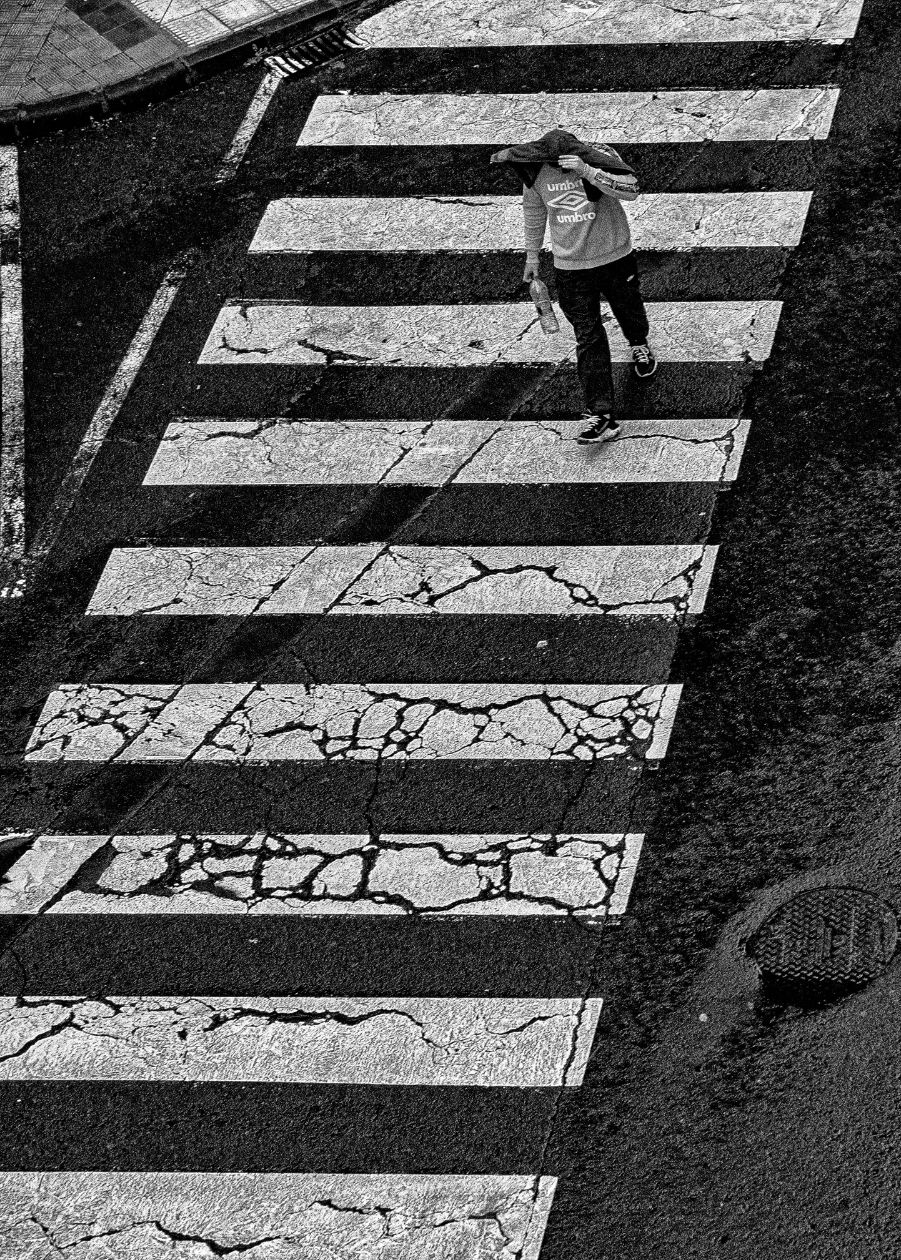 joven paso de cebra BN