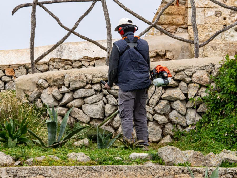 trabajador mayor en jardín