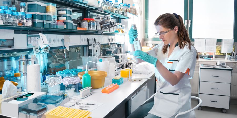 Mujer trabajando en un laboratorio.