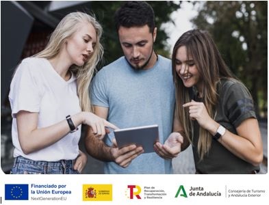 Imagen de la formación gratuita en competencias digitales para el sector turístico en Andalucía, aparecen 3 jóvenes consultando una tablet