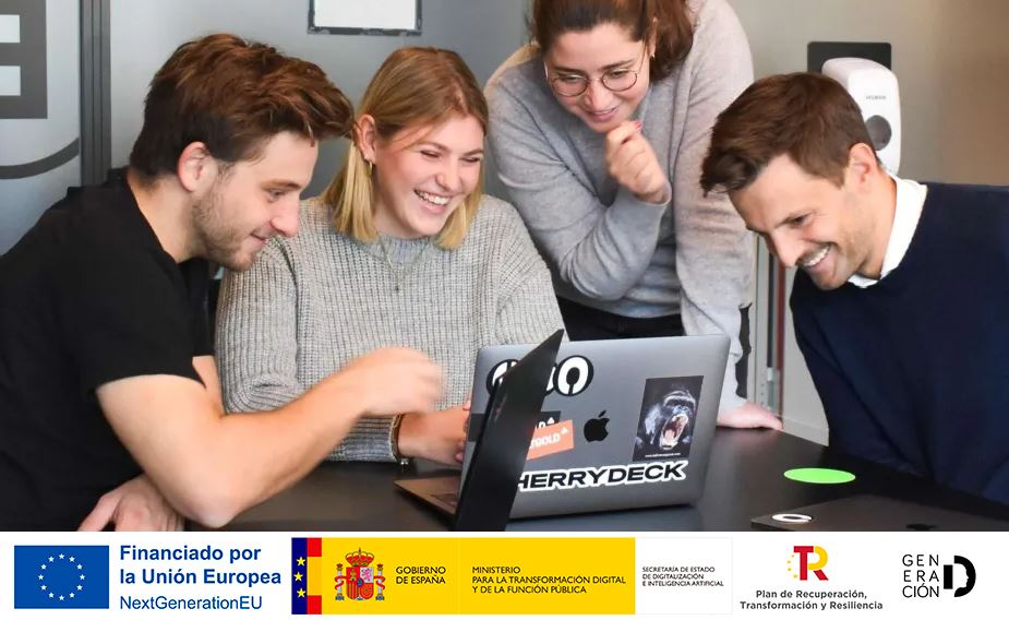 Imagen del programa de GENERACIÓN DIGITAL AGENTES DEL CAMBIO para jóvenes desempleados, aparecen 2 chicas y 2 chicos jóvenes mirando un portátil