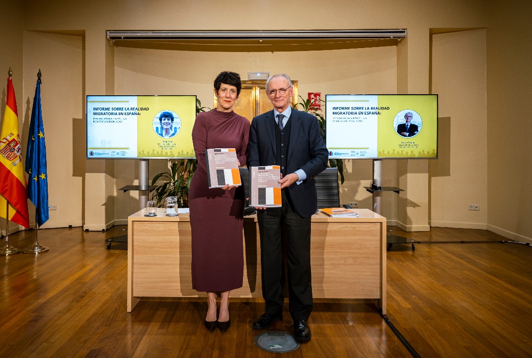 Fotografía de la Ministra de Inclusión, Seguridad Social y Migraciones, Elma Sáiz con el Presidente del Consejo Económico y Social, Antón Costas.