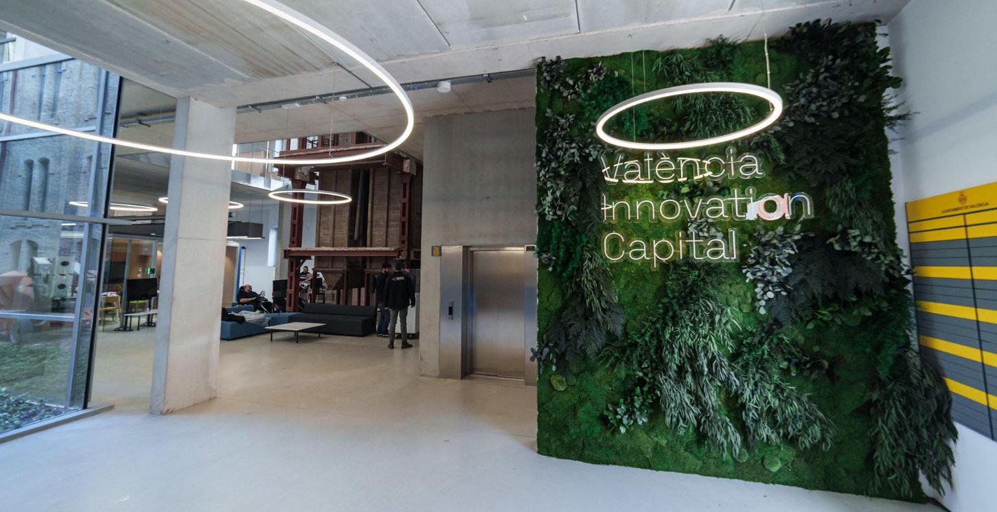 Fotografía de una recepción con un cartel donde se lee "Valencia innovation capital"