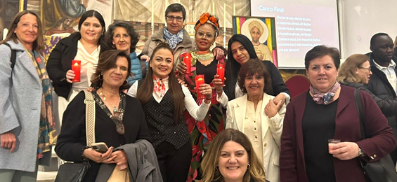 imagen de un grupo de mujeres que representa los itinerarios de acompañamiento laboral que hace Cáritas con el colectivo de mujeres