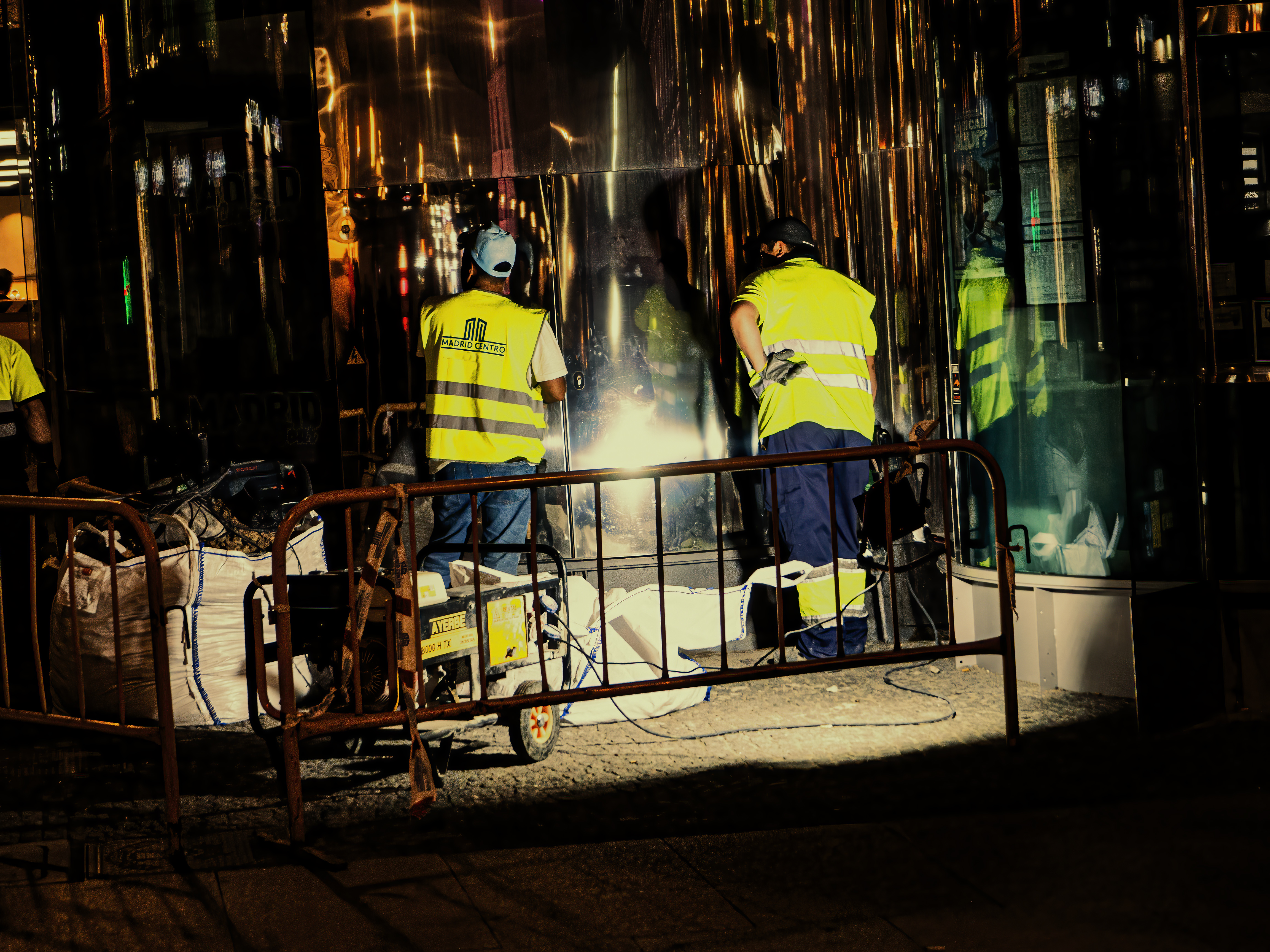 Fotografía de dos trabajadores con sus EPIs, casco, chaleco, ropa y calzado de seguridad