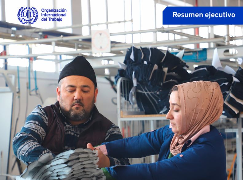 Imagen de la Noticia sobre la publicación del Informe de la OIT sobre Tendencias sociales y del empleo 2026 que aparecen una mujer y un hombre trabajando en una fábrica