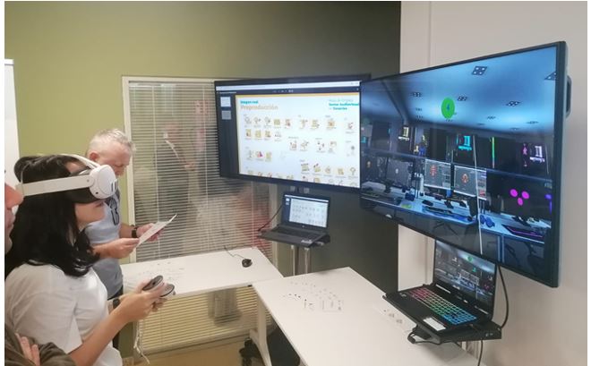 Mujer con gafas de realidad virtual con mandos frente a dos pantallas