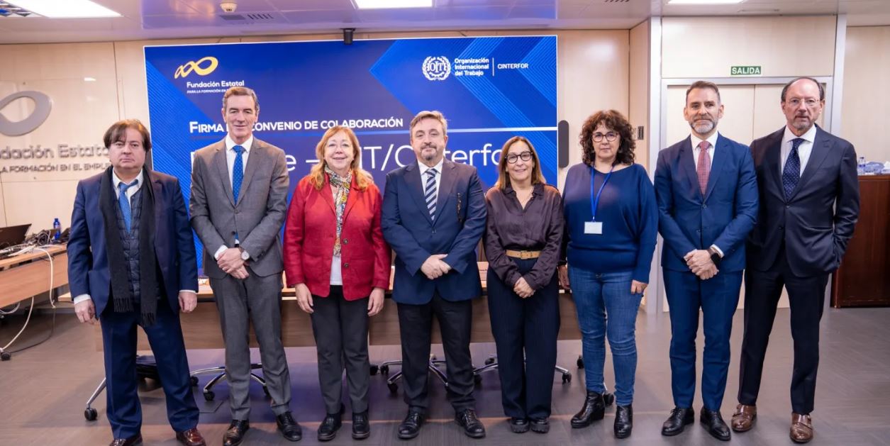 Fotografía de los firmantes del convenio