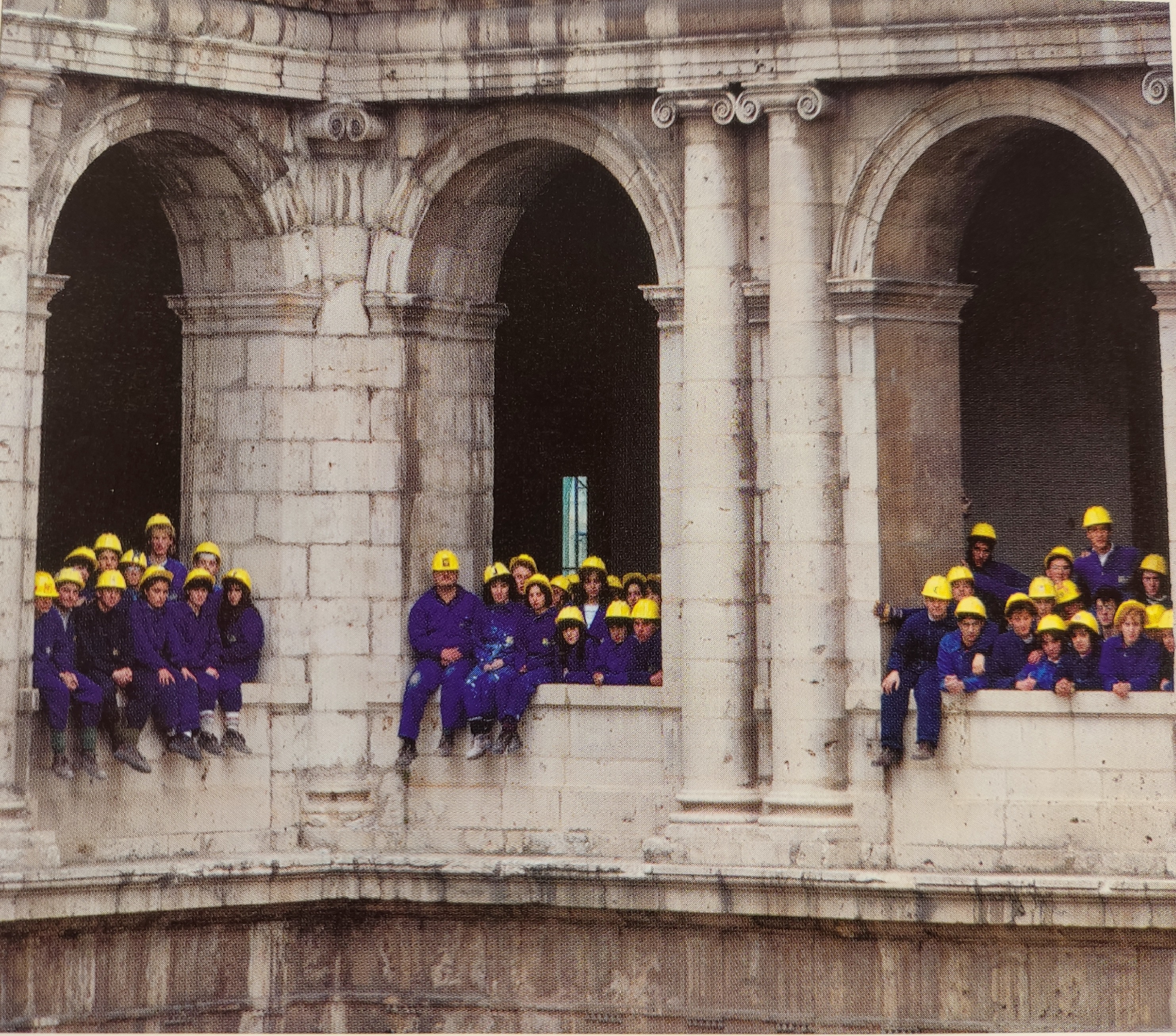 Imagen de un grupo de alumnos de una Escuela Taller de restauración de un edificio
