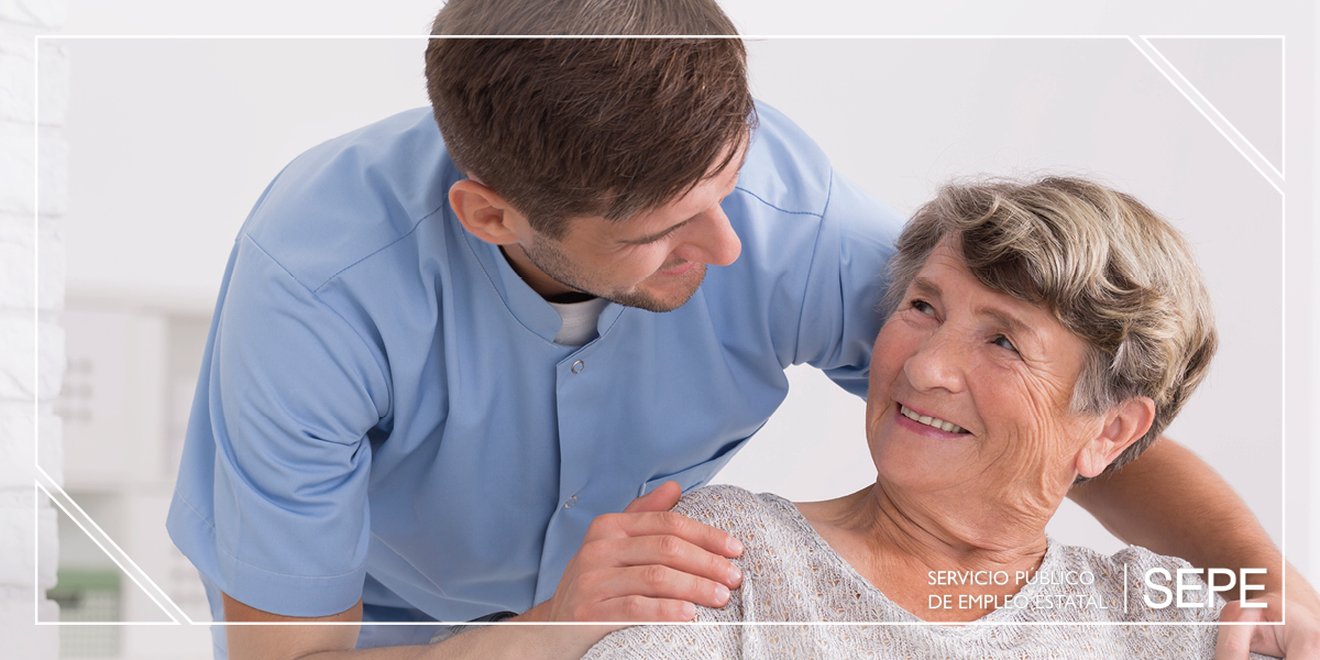 La foto muestra un sanitario atendiendo a una paciente