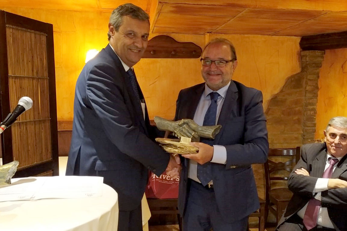 The Prize AEAL was received by the director of the provicial SEPE Zaragoza , Fernando of Miguel, together with the chairman of the AEAL, mike Poveda.