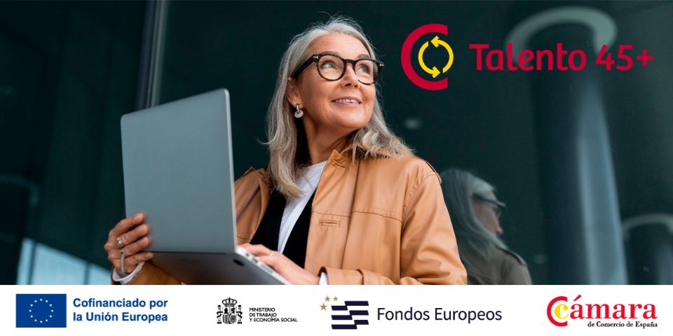 Imagen de una mujer mayor de 45 años con un portátil en la mano. Con el logotipo de Talento 45 +