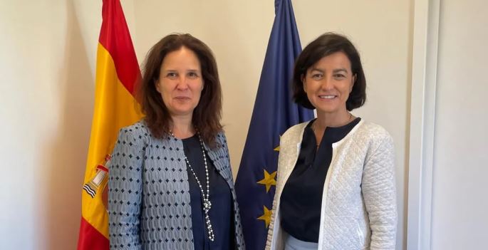 Fotografía de la reunión entre la subdirectora general de la OIT y directora para Europa y Asia Central, Beate Andrees, y la secretaria de Estado de Cooperación Internacional, Eva Granados