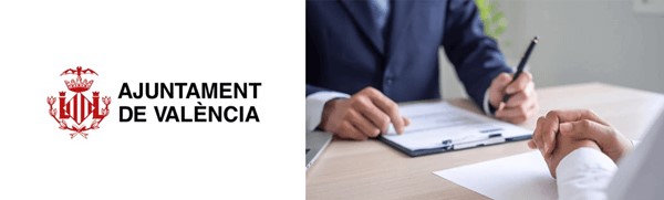Foto de una persona rellenando un formulario con el logo del Ayuntamiento de Valencia