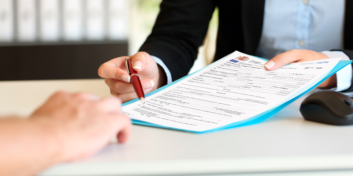 Imagen de unas manos de mujer que ofrecen a la firma un contrato para firma